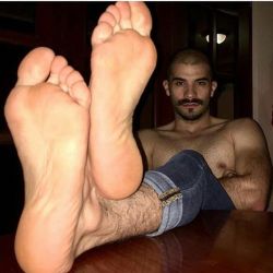 paulsbunion:  Love having a man’s feet