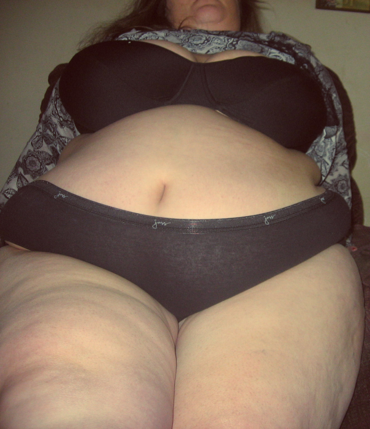 wickedlywenchy:  A new belly shot with some thunder thighs thrown in for good measure