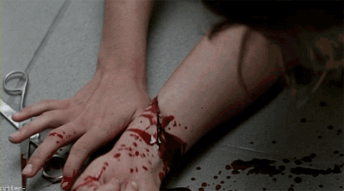 dark-and-innocent-paradise:     La rutina es fácil. 1.-Me hacen mierda mis sentimientos  2.-Lloro y trato de calmarme 3.-Busco la navaja  4.-Sigo llorando con la navaja en mi piel 5.- Corto o no corto? 6.-No, no lo voy a hacer 7.-A la mierda, ya me
