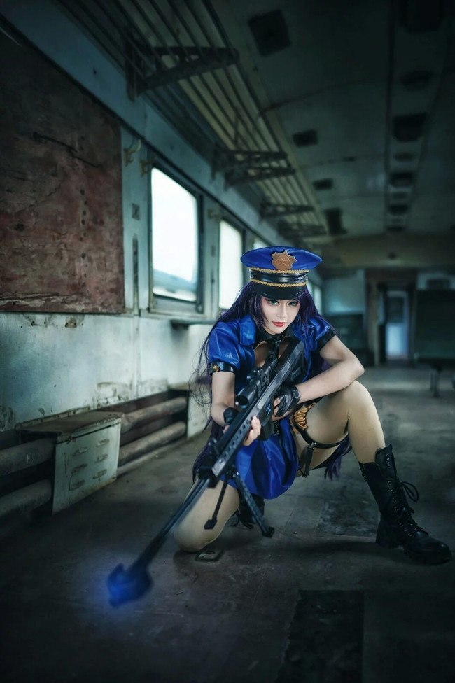 league-of-legends-sexy-girls:  Caitlyn Cosplay