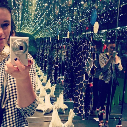 CRAZY dressing room !! #dressingroomselfie #selfie #amsterdam #mirrors #smile #holiday #monkii #shop