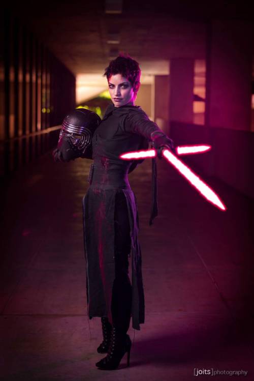 cosplayblog:  Kylo Ren (female version) from Star Wars: Episode VII - The Force Awakens   Cosplayer: