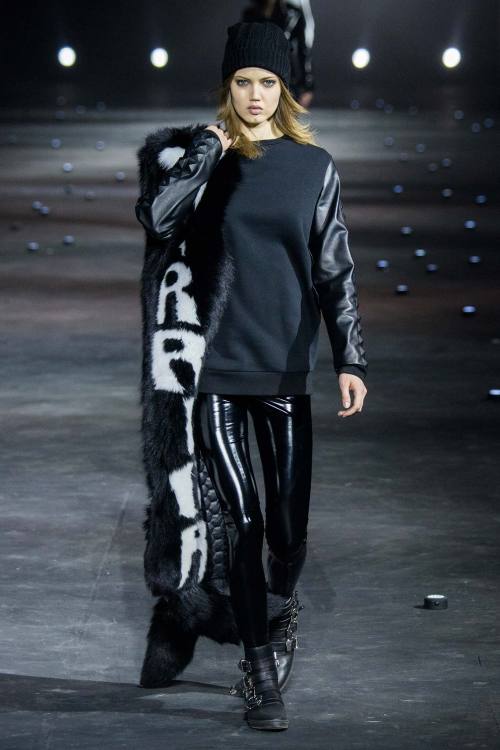 vlada-sasha-natasha:pradaisthegoal:  Lindsey Wixson at Philipp Plein, F/W 2015  Fuck i love this