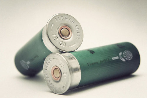 kon-igi:laughingsquid:Flower Shell Lets You Plant Seeds with a 12-Gauge ShotgunCioè tipo mettete dei