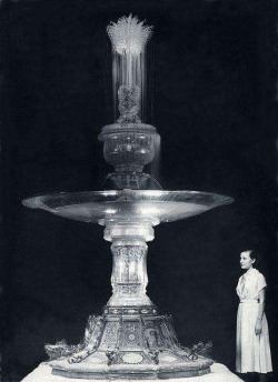 coolartefact:  Glass fountain made in USSR for 1939 New York World’s Fair [465 x 640]Source: http://i.imgur.com/N7dDpDM.jpg