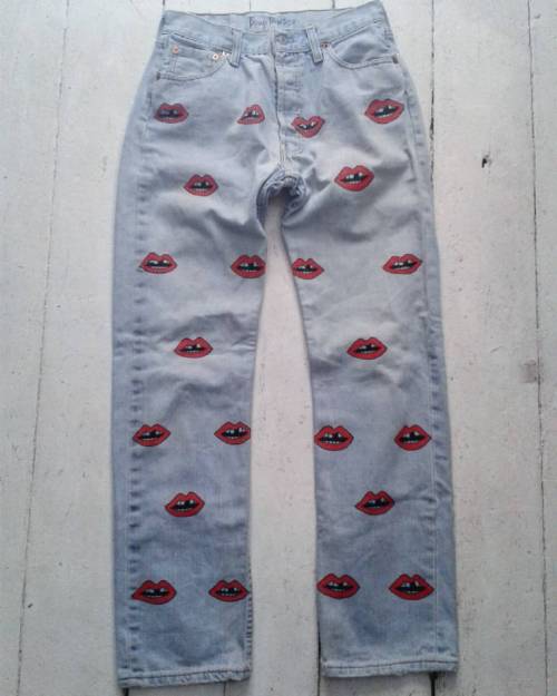 Sexy lips jeans available at @noirkennedyofficiel. #bowsdontcry #noirkennedy #lips #harajuku #style 