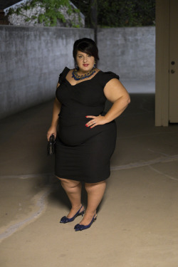 bestbbw:  Like like like like thebiggirlscode:  Hola Mis Queridas Amigas!  Here are some resources I have compiled to help you battle the negativity and stigma so prevalent about large women, specifically large women of color. Some of my dear friends,