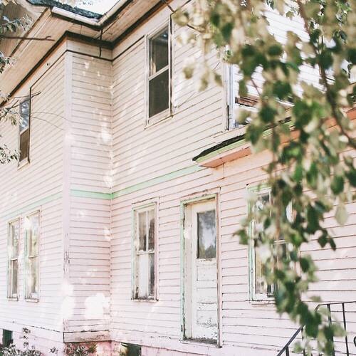oldfarmhouse:The pinkwith the mint trimsimplyrosiephotography@instagram