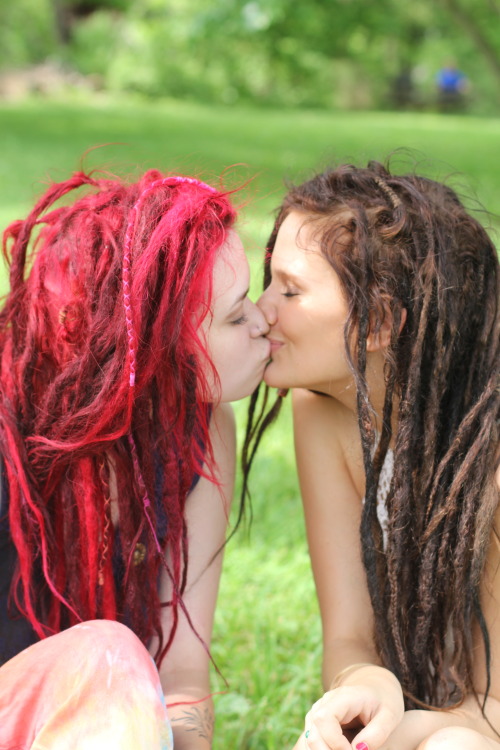 teavibes:  freelovemovement:  dayzea:  this is a photo of bunnies smoochin  this is the most adorable photo ever  yeah this is the cutest freaking thing im gonna cry omg