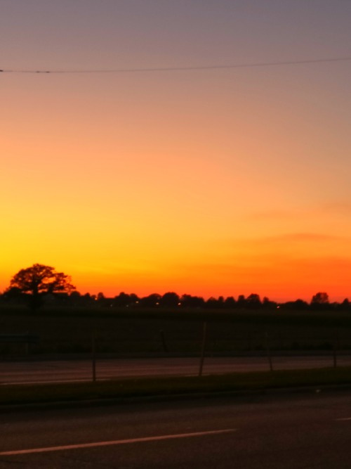 wanderlustingbibliophile:Fiery sunsets