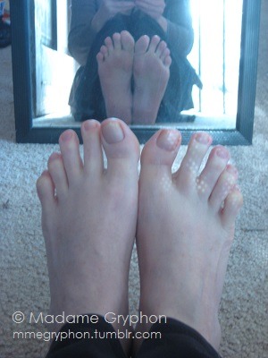mmegryphon:  Insteps, toes, and soles!