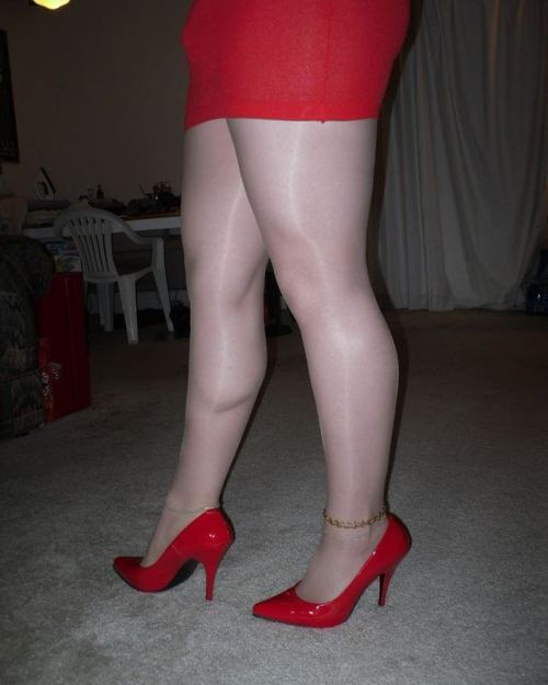 My #prettylegs in #shinypantyhose in red #minidress &amp; red #heels with gold #anklet while showing