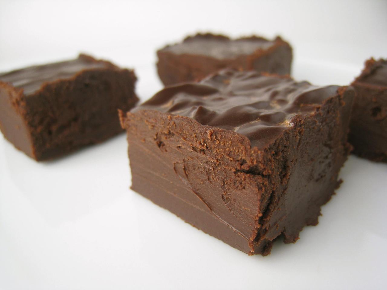 food-porn-diary:  Rich Chocolate Fudge [3264x2448]