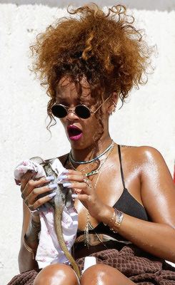 hellyeahrihannafenty: Rihanna chillin’