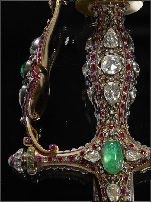 arjuna-vallabha:Detail of The Nizam of Hyderabad Ceremonial Sword with diamonds, rubies and emeralds