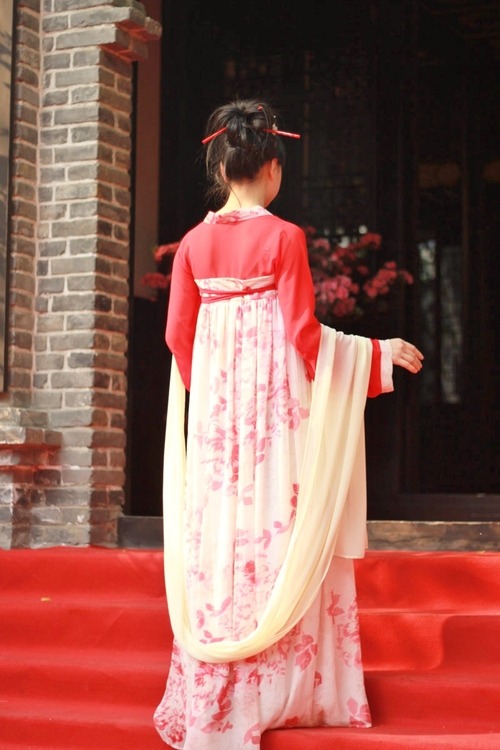 peonypavillion: Hanfu; the traditional dress that looks looks just as elegant from the back as 