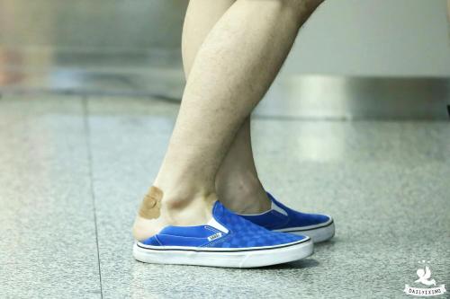 layshands: Yixing… can you for once wear your shoes properly? | Cr