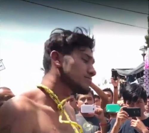 chicosguaposlindos:  Detienen y Desnudan a un Ladrón de celular