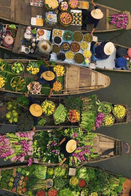 awakenings-from-within:maryaaam0-0:Floating Market , ThailandAbsolutely amazing display of colour…