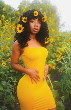 bootygawddess:  sunflower child. 🌻✨💕