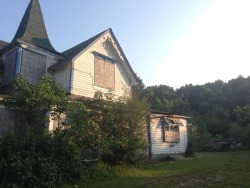 timidflower:  A beautiful abandoned house we saw today. I wish I could have taken a look inside it.