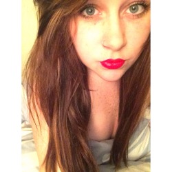 wh0remoansx:  forgetandsaynomore:  wh0remoansx:  Lipstickkk  This girl is wonderful! :3  aw thank uuu :) 