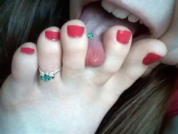sexy-girliefeet:  Foot fetish toes and foot