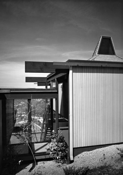 ofhouses:  610. Richard Lee Dorman /// Art Seidenbaum House /// Los Angeles, California, USA /// 1966OfHouses presents Record Houses, part IV.(Photos: © Julius Shulman. Source: The Getty Research Institute, Julius Shulman Archive; “Architectural Record