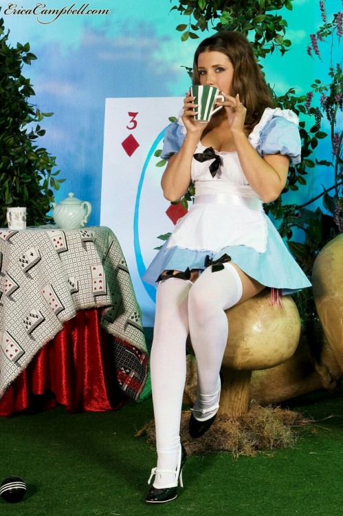 irishgamer1:  Alice from Alice in Wonderland and Through the looking glass cosplay. Sexy ass… Mmmmmm!