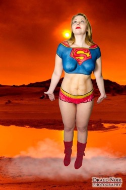 mandiilene:  Super girl and Wonder Woman body paint 