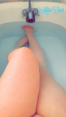 poppytartx:  Look at my chubby mermaid thighs I love them