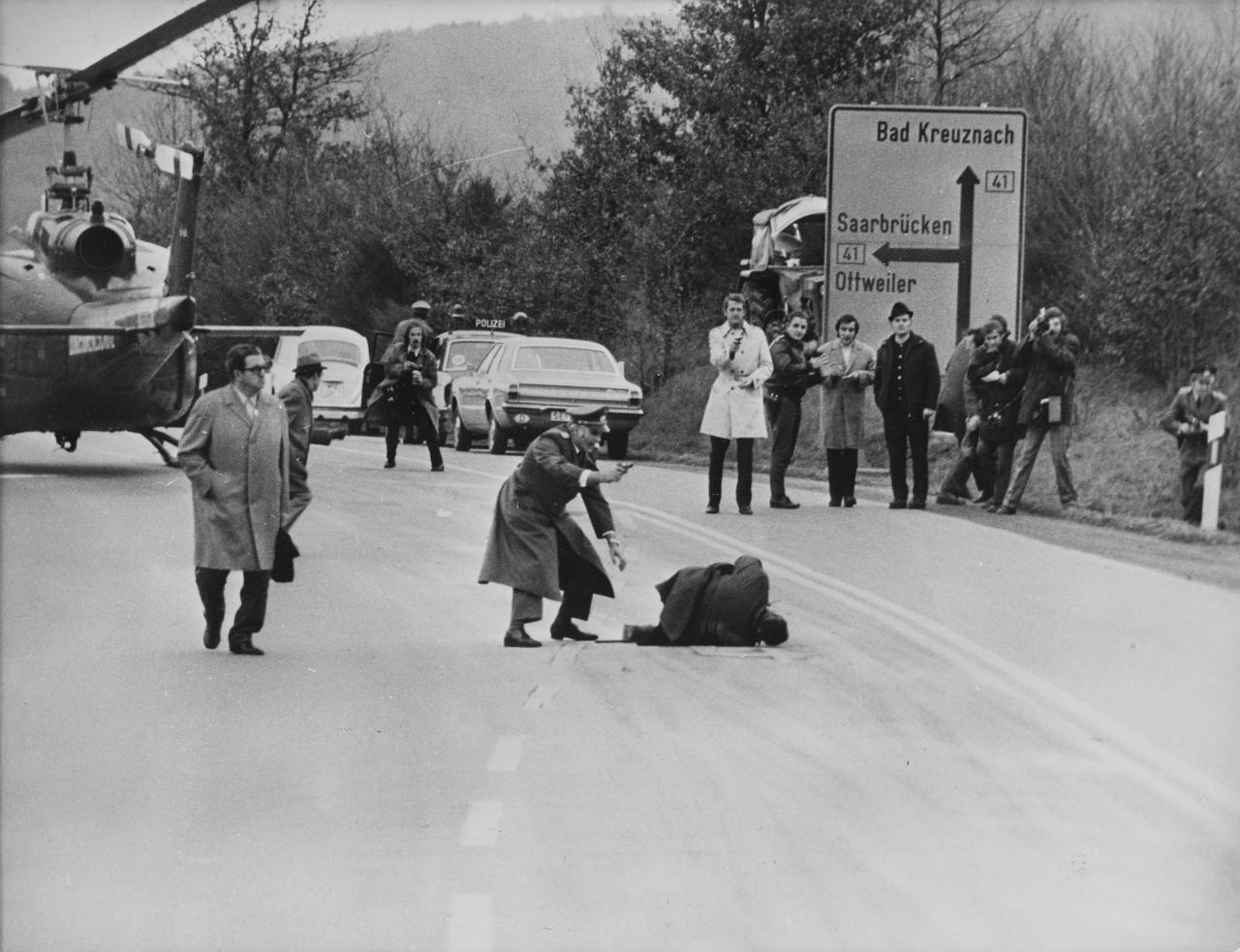  A fast-drawing policeman shoots a bank robber in the chest, when he had momentarily