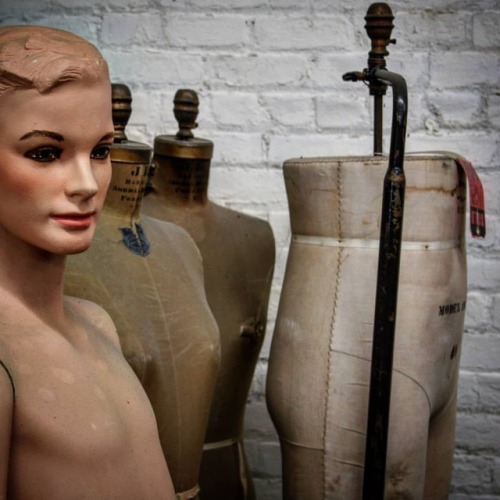 #mannequin #dressform #dressfactory #bodyform #whitebricks #antiquestore #antiquestyle #oneontany #f