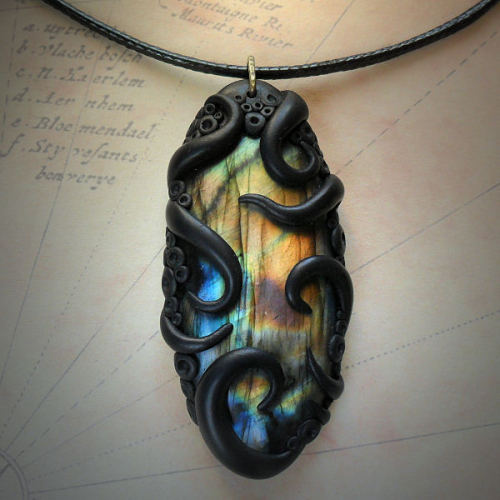 lindsaylately:  cthulhu-jewellery:My tentacled agate and labradorite necklaces http://www.cthulhujewellery.com cthulhu-jewellery:  My tentacled agate and labradorite necklaces http://www.cthulhujewellery.com