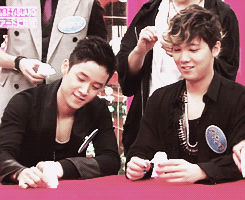 ftlsland:  ftisland folds….fancy napkins (x) 