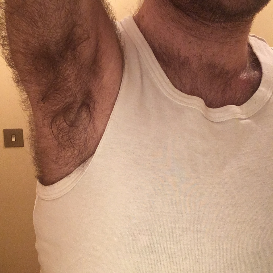 hairymenandsmellysocks: redsmokerboi2:  Smells fucking good  Egal wie lange der Kerl