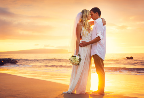 millionairematchmakeronline:Romantic beach wedding… Gorgeous couple,awesome! Congratulation and bl