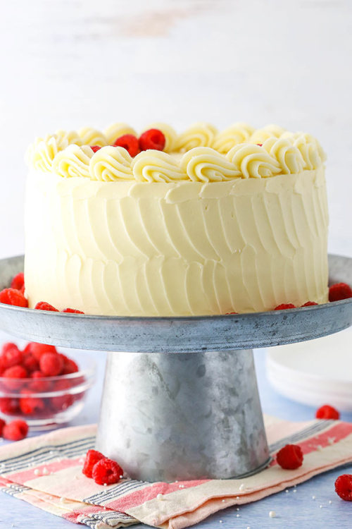 foodffs:  RASPBERRY DREAM CAKEFollow for recipesIs this how you roll?