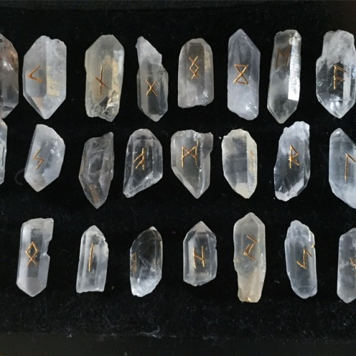 imawitchywitch: intuitive-rose: crystalcurses: quartz crystal runes I want these YES