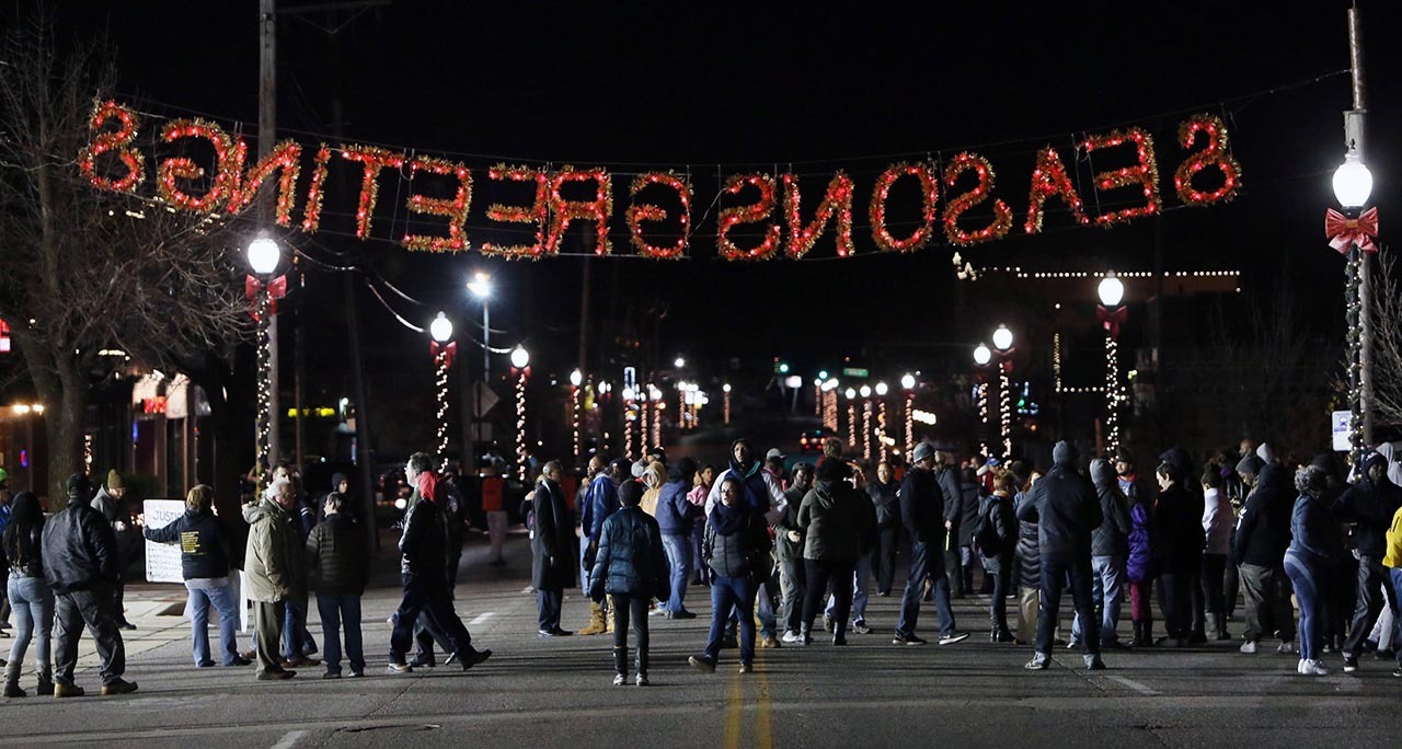 Ferguson: Manifestantes frente a la estación de policía de Ferguson en el primer aniversario de la decisión del gran jurado de no acusar policía Darren Wilson en la muerte de Michael Marrón. Brown, que era negro, tenía 18 años y desarmado cuando fue...