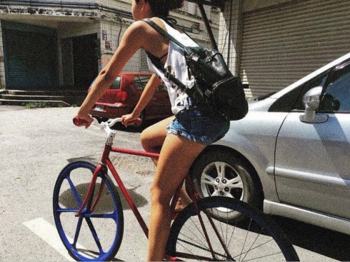 fixiegirls:Repost from @zhenlin__ 嗨有人要買單速車嗎 配色美美的腳踏車 快點把他帶回家 #taiwan #kenting #fixedgear #summer #s