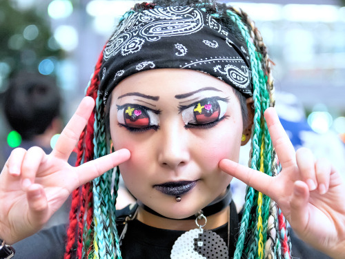 Anime eyes makeup by Yuri - with Shoshi, Beni & Juria - on the street in Shibuya last night.