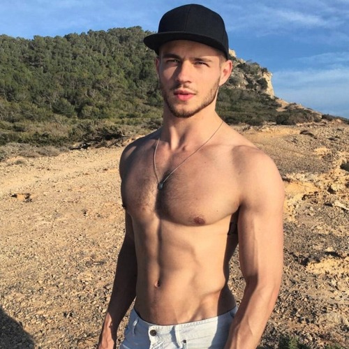 athleticbrutality: fuckboy in the wild takes hikes just to trawl for the yoga pants-wearing honeys. 