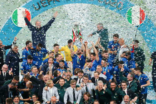 italynt: Alza la coppa Giorgio! Siamo campioni d'Europa!   Frank Augstein, John Sibley, Catheri