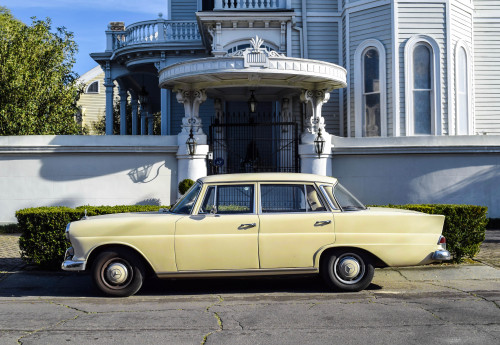 Vintage Mercedes Benz in the Garden District. New Orleans, Louisiana. March 2016.・For optimal photo 