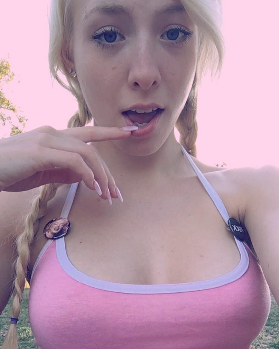 modeltrillium:  Yo soy la Princesa👸🏼🍭 #pink #babygirl #prettyinpink #selfie