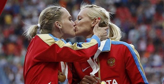 awkwardsituationist:  after winning the 4X400m gold at the the world athletics championships