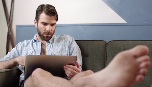 bestgayfeet:Zachary Quinto (08)A little out of focus, but still nice.