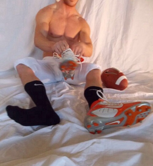 rugbysocklad: Nice kit! Boots off!