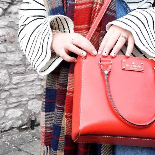 You just can&rsquo;t beat a red handbag ❤#katespade #details #ontheblog #handbaglover #red #nailart 